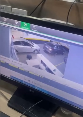 TRÊS CRIMINOSOS ARMADOS EM MOTOCICLETAS ASSALTAM EMPRESÁRIA QUE LEVAVA A FILHA AO DENTISTA EM BAIRRO NOBRE DA CAPITAL