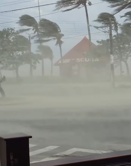 VÍDEO MOSTRA FORÇA DA VENTANIA EM PERUÍBE