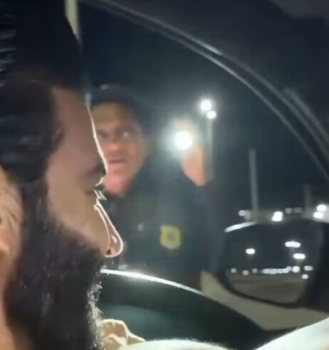 GUSTTAVO LIMA É PARADO EM BLITZ A CAMINHO DE SHOW E DIVERTE FÃS APÓS NÃO SER RECONHECIDO POR POLICIAL