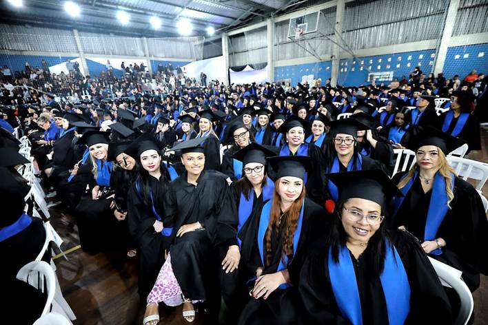 ESCOLA FLORESTAN FERNANDES FECHA SEMESTRE FORMANDO CERCA DE 1,5 MIL ALUNOS DE DIADEMA