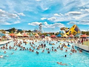 JOÃO GOMES NO WET’N WILD: UM DIA INTEIRO DE DIVERSÃO QUE TERMINA AO SOM DE UM DOS MAIORES FENÔMENOS DA MÚSICA BRASILEIRA