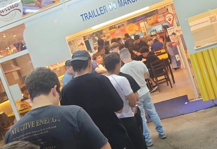 FÃ SAI DO TRABALHO E CORRE PARA GARANTIR SENHA PARA ENCONTRO COM POATAN