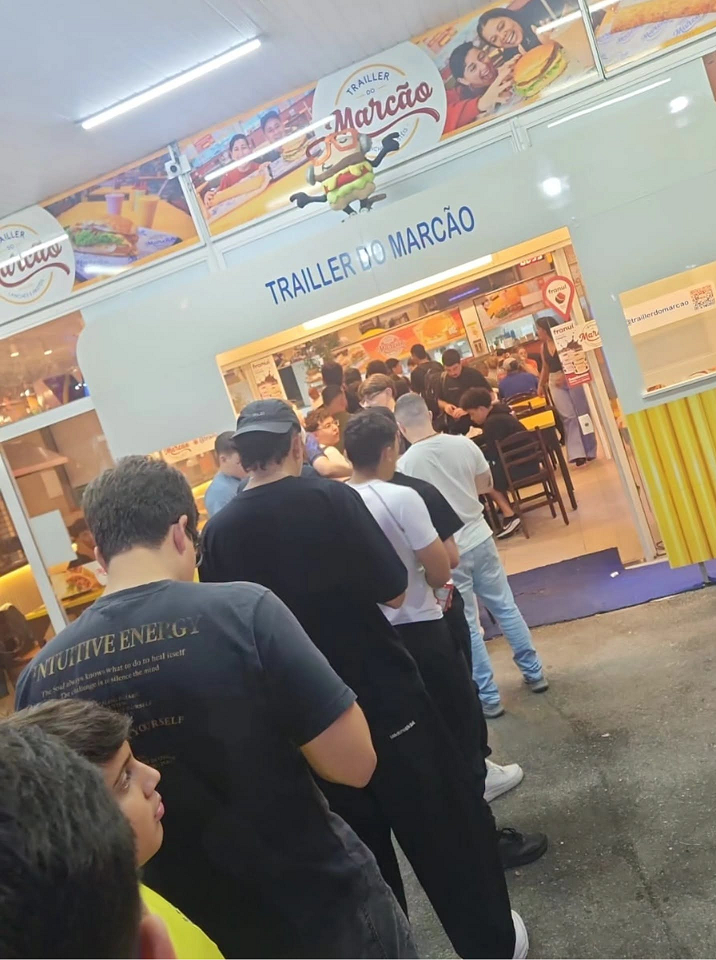 FÃ SAI DO TRABALHO E CORRE PARA GARANTIR SENHA PARA ENCONTRO COM POATAN