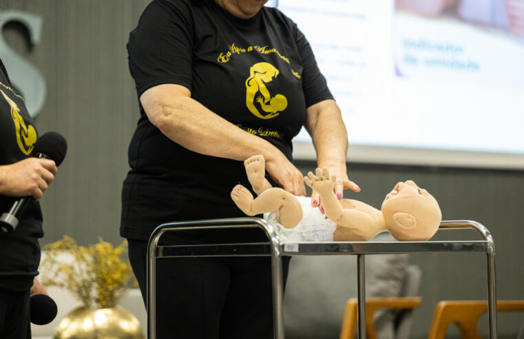 CURSO DE GESTANTE ORIENTA FUTURAS MAMÃES SOBRE OS PRIMEIROS MESES DA MATERNIDADE