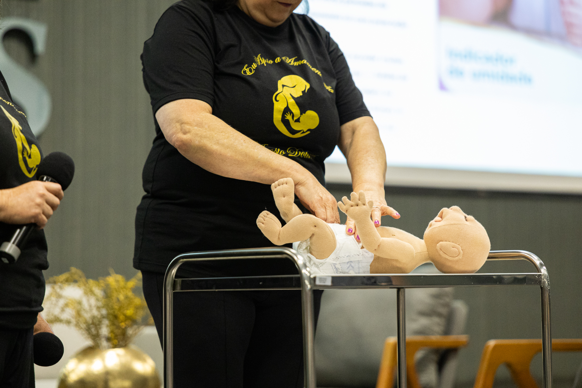 CURSO DE GESTANTE ORIENTA FUTURAS MAMÃES SOBRE OS PRIMEIROS MESES DA MATERNIDADE