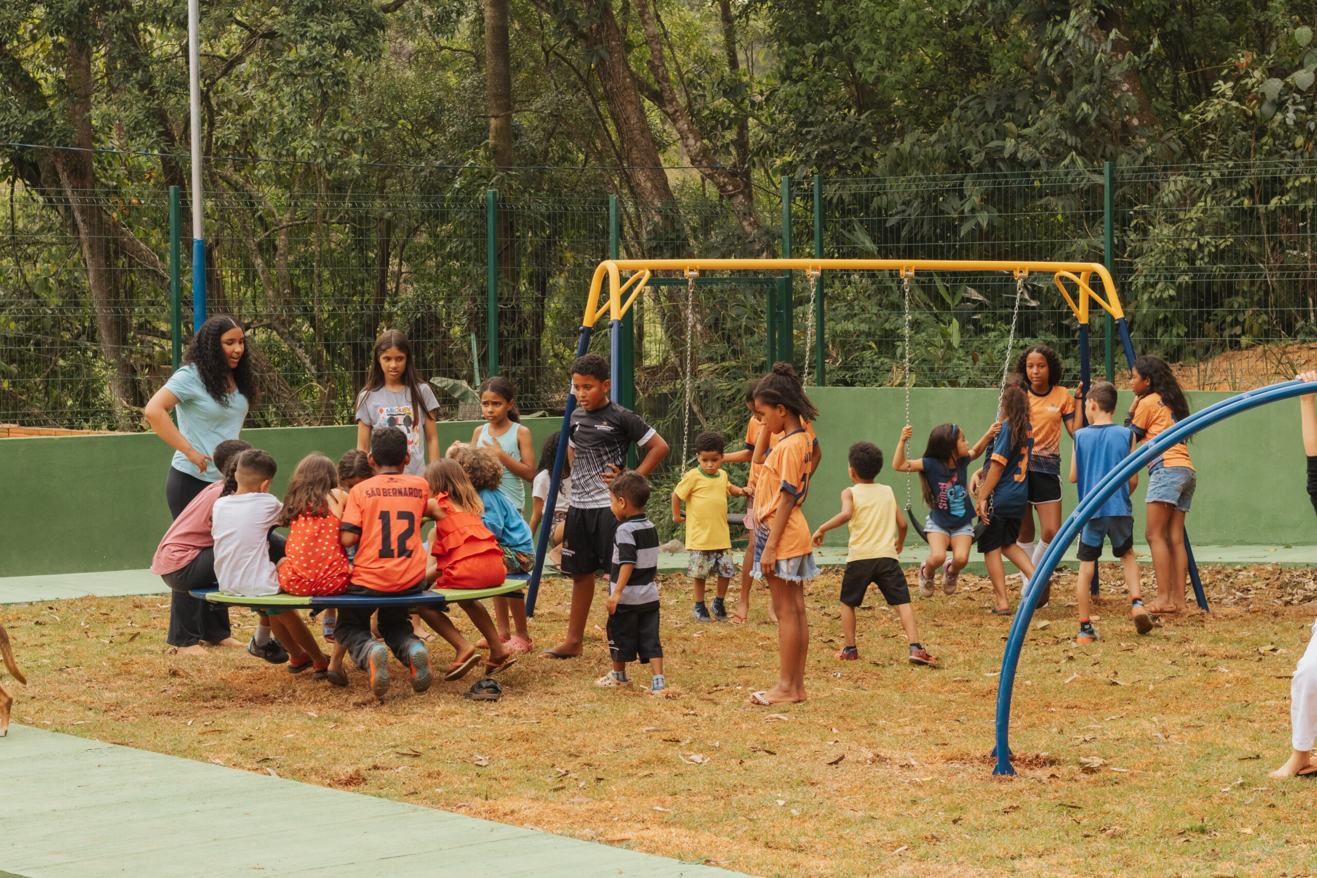 EM SÃO BERNARDO, VILA JURUBEBA GANHA PRAÇA-PARQUE COM CAMPO DE GRAMA SINTÉTICA, PLAYGROUND E PIST A DE CAMINHADA
