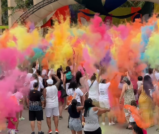 EXPLOSÃO DE CORES: ZUMBA REÚNE CENTENAS DE PESSOAS NO PARQUE DA JUVENTUDE EM SÃO BERNARDO