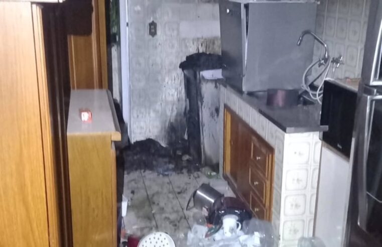 INCÊNDIO NA DR. FLAQUER: POLICIAIS RESGATAM MULHER DESACORDADA EM APARTAMENTO