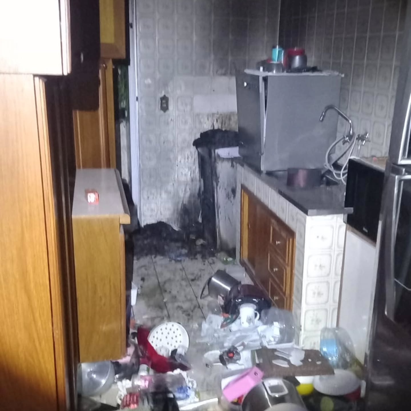 INCÊNDIO NA DR. FLAQUER: POLICIAIS RESGATAM MULHER DESACORDADA EM APARTAMENTO