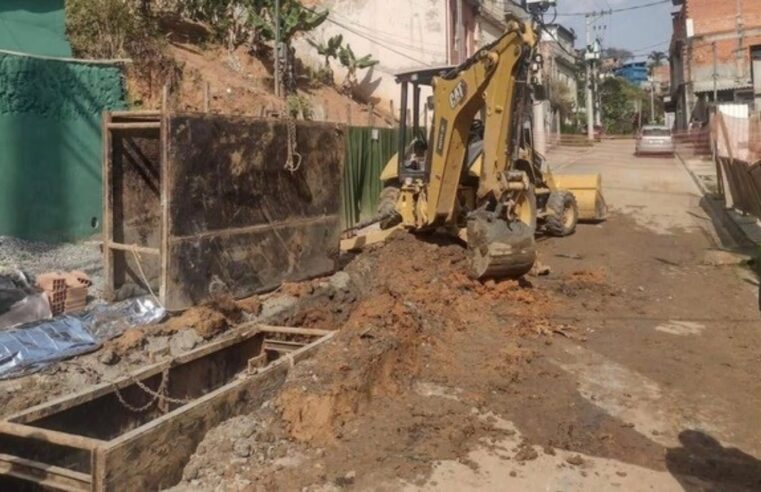 TRABALHADOR DE 33 ANOS MORRE ATINGIDO POR RETROESCAVADEIRA DURANTE OBRA DA SABESP EM ITAQUAQUECETUBA