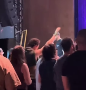 CANTOR CANADENSE SHAWN MENDES É VISTO AO LADO DE BRUNA MARQUEZINE EM IGREJA DE SÃO CAETANO NO ABC