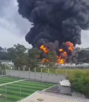 INCÊNDIO ATINGE INDÚSTRIA QUÍMICA EM ITAQUAQUECETUBA E MOBILIZA 30 VIATURAS DOS BOMBEIROS