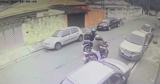 UM VÍDEO DE CÂMERA DE SEGURANÇA MOSTRA MAIS UMA AÇÃO CRIMINOSA REGISTRADA NA RUA JOÃO DEPOLLI, NA PAULICEIA.