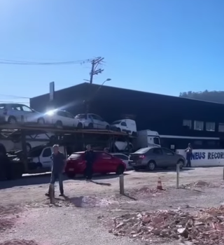 CARRETA-CEGONHA BLOQUEIA RUA SEM SAÍDA DURANTE MANOBRA NO BATISTINI