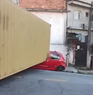 CAMINHÃO CARREGADO COM SAL PERDE FORÇA EM LADEIRA, ATINGE CASA E TOMBA SOBRE CARRO EM DIADEMA