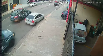 CÂMERAS DE CIRCUITO DE SEGURANÇA REGISTRAM AÇÃO DA ROTA NA AVENIDA CAPITÃO CASA, EM SÃO BERNARDO DO CAMPO
