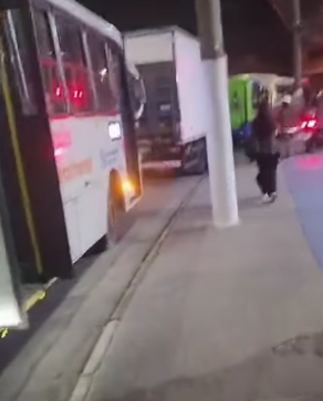 CARRETA FICA EM “L” NA ESTRADA DOS ALVARENGAS E TRAVA O TRÂNSITO NA REGIÃO