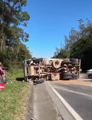 ACIDENTE COM QUATRO VEÍCULOS INTERDITA TOTALMENTE A RODOVIA ÍNDIO TIBIRIÇÁ EM RIBEIRÃO PIRES