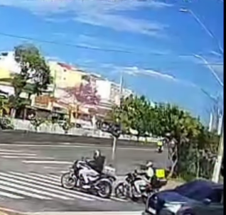 VEJA O MOMENTO DA TENTATIVA DE ROUBO DE MOTO QUE TERMINOU COM A MORTE DE DOIS INDIVÍDUOS EM SANTO ANDRÉ