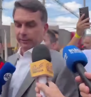 TROCA DE FARPAS NO ABC: FLÁVIO BOLSONARO DIZ QUE LULA QUEBROU PAÍS E LIDERANÇAS DO PT REBATEM ACUSAÇÃO