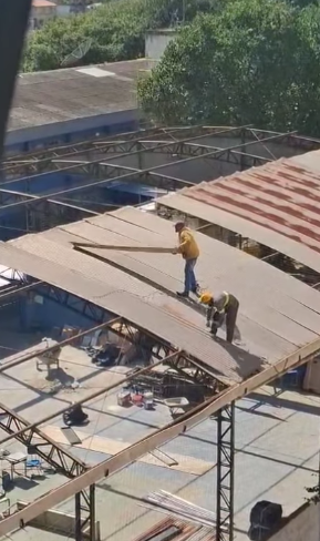 TRABALHADORES SÃO FLAGRADOS EM TELHADO DE ESCOLA ESTADUAL DE SÃO BERNARDO SEM EQUIPAMENTOS DE SEGURANÇA