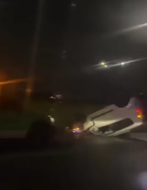 CARRO CAPOTA APÓS ACIDENTE NA VIA ANCHIETA NA NOITE DESTE DOMINGO
