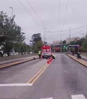 MULHER É ATROPELADA POR MOTOCICLISTA AO ATRAVESSAR CORREDOR DO TRÓLEBUS EM SÃO BERNARDO