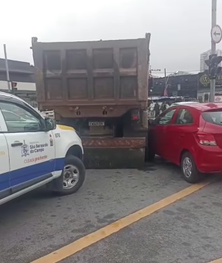 ALERTA DE TRÂNSITO: ACIDENTE ENTRE CARRO E CAMINHÃO É REGISTRADO EM FRENTE À SAÍDA DA KALUNGA NO CENTRO DE SÃO BERNARDO