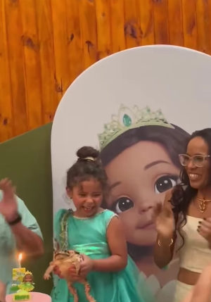 PEQUENA MORADORA DE SÃO BERNARDO VIRALIZA NAS REDES SOCIAIS APÓS COMEMORAR ANIVERSÁRIO AO LADO DE SAPO DE ESTIMAÇÃO