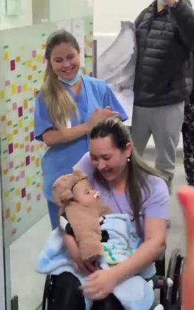 APÓS DOIS MESES DE INTERNAÇÃO, FAMÍLIA COMEMORA ALTA DE BEBÊ DA UTI DO HOSPITAL DE URGÊNCIA, EM SÃO BERNARDO
