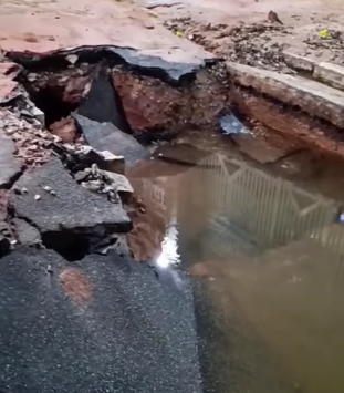 ADUTORA DA SABESP ROMPE E DANIFICA ASFALTO E ESTACIONAMENTO DE PRÉDIO NO CENTRO DE SANTO ANDRÉ