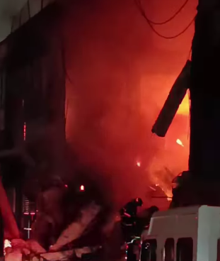 INCÊNDIO NA AVENIDA DO ESTADO MOBILIZA SETE VIATURAS DO CORPO DE BOMBEIROS