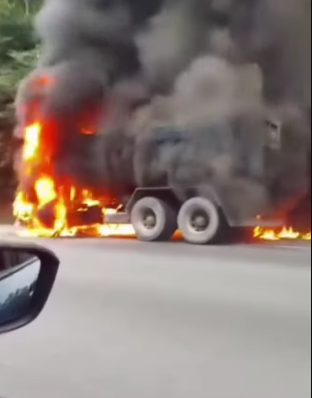 CAMINHÃO PEGA FOGO NA CÔNEGO DOMÊNICO RANGONI NESTA QUARTA-FEIRA