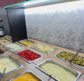 COM 27 COMPLEMENTOS, SELF-SERVICE DE HOT-DOG FAZ SUCESSO EM SÃO BERNARDO