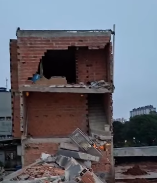 DESABAMENTO MOBILIZA GRANDE OPERAÇÃO DE RESGATE NO JARDIM CALUX, EM SÃO BERNARDO