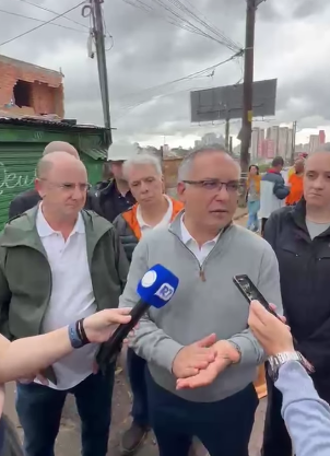 PREFEITO MARCELO LIMA VAI AO LOCAL DE DESABAMENTO NO JARDIM CALUX E CONCEDE COLETIVA DE IMPRENSA