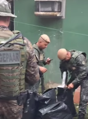 PÓS ATAQUE À BASE, POLÍCIA MILITAR AMBIENTAL APREENDE TRÊS FUZIS E MAIS DE 15 KG DE DROGAS NO GUARUJÁ
