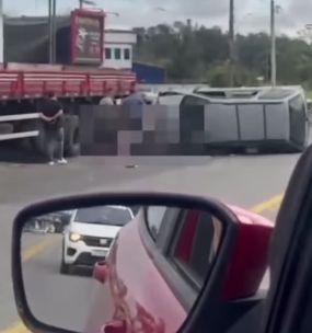 GRAVE ACIDENTE ENTRE CAMINHÃO E CARRO DEIXA DOIS FERIDOS E MOBILIZA HELICÓPTERO ÁGUIA DA PM EM RIBEIRÃO PIRES