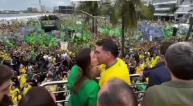 FLÁVIO BOLSONARO ABRE CAMPANHA COM COMÍCIO NO RIO E PROMETE ENDURECER COMBATE AO CRIME
