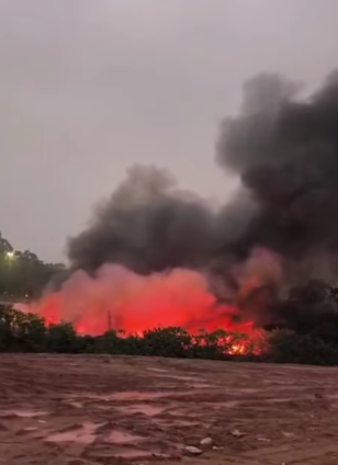 INCÊNDIO DE GRANDES PROPORÇÕES DESTRÓI CERCA DE 30 SUCATAS DE VEÍCULOS EM PÁTIO DE MAUÁ