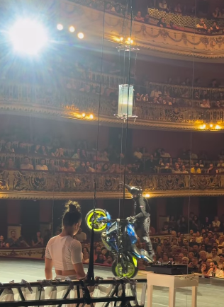 PILOTO DE SÃO BERNARDO LEVA MANOBRAS COM MOTO AO PALCO DO THEATRO MUNICIPAL DE SÃO PAULO
