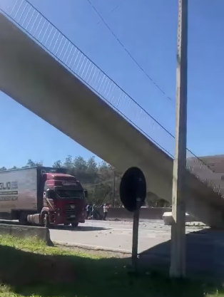 PASSARELA DESABA APÓS SER ATINGIDA POR CAMINHÃO E DEIXA DOIS MORTOS NA FERNÃO DIAS
