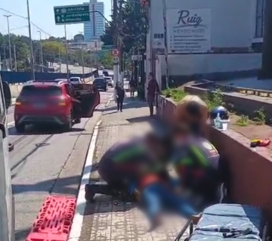 MULHER É ATROPELADA NA LUCAS NOGUEIRA GARCEZ E MOTORISTA FOGE SEM PRESTAR SOCORRO