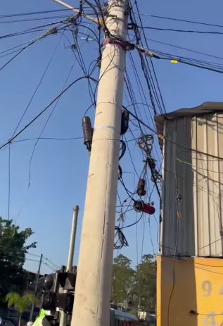 FIAÇÃO PENDURADA PARA TRÂNSITO NA ESTRADA DOS ALVARENGAS NESTA TERÇA-FEIRA (18)