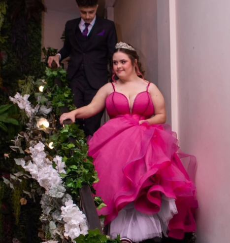 INFLUENCIADORA COM SÍNDROME DE DOWN DA PAULICÉIA REALIZA SONHO AO GANHAR FESTA DE 18 ANOS