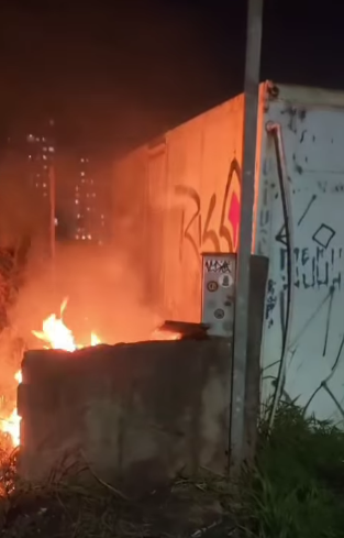 INCÊNDIO ATINGE TERRENO NO JARDIM IRAJÁ E VIGILANTES ACIONAM CORPO DE BOMBEIROS