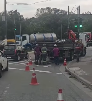 ALERTA DE TRÂNSITO: MANUTENÇÃO DA VIVO INTERDITA FAIXA NA SAMUEL AIZENBERG