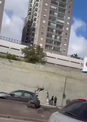 ACIDENTE CAUSA CONGESTIONAMENTO NA AVENIDA LIONS