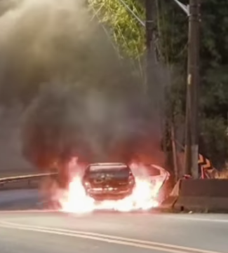 VEJA O MOMENTO DA EXPLOSÃO EM CARRO QUE PEGOU FOGO NA ANCHIETA, EM SÃO BERNARDO