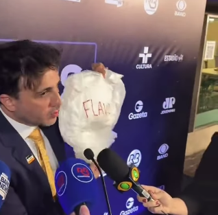 RENAN SANTOS LEVA FRALDAS COM NOMES DE LULA E FLÁVIO BOLSONARO A DEBATE